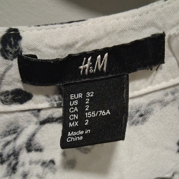 US Size 2 H & M Black And White Floral Print Short Sleeve Dress - Picture 2 of 12